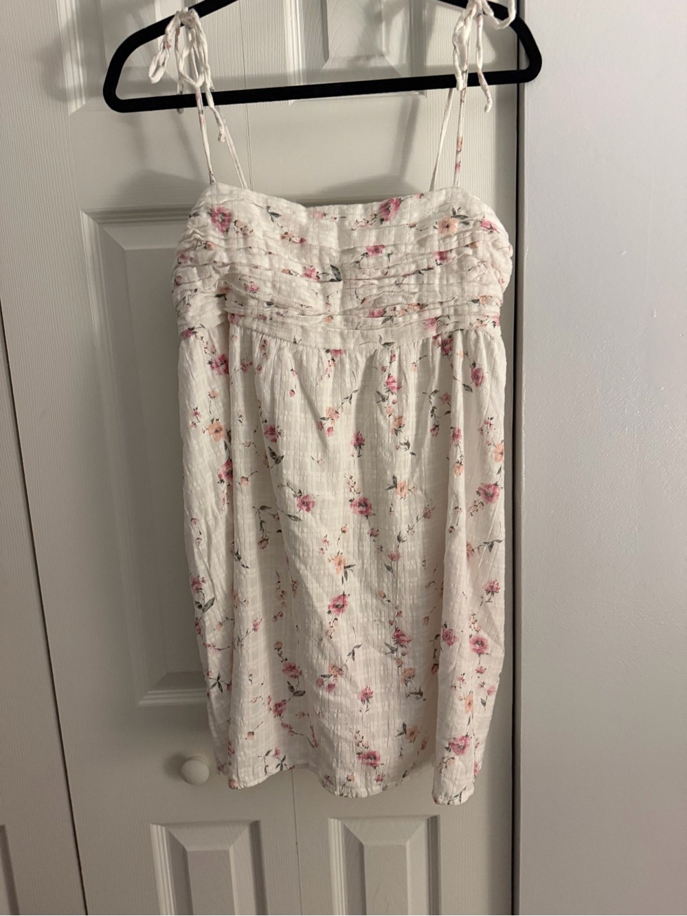 Hollister | Babydoll Tie-Strap Lined Mini Dress in Cloud White Floral | Large